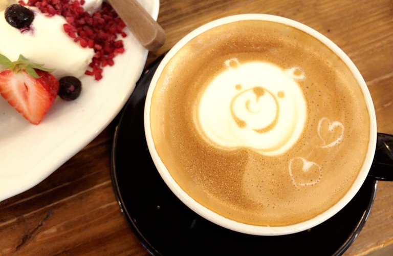 メイドカフェで接待を伴うサービスをするには | おおみ行政書士事務所